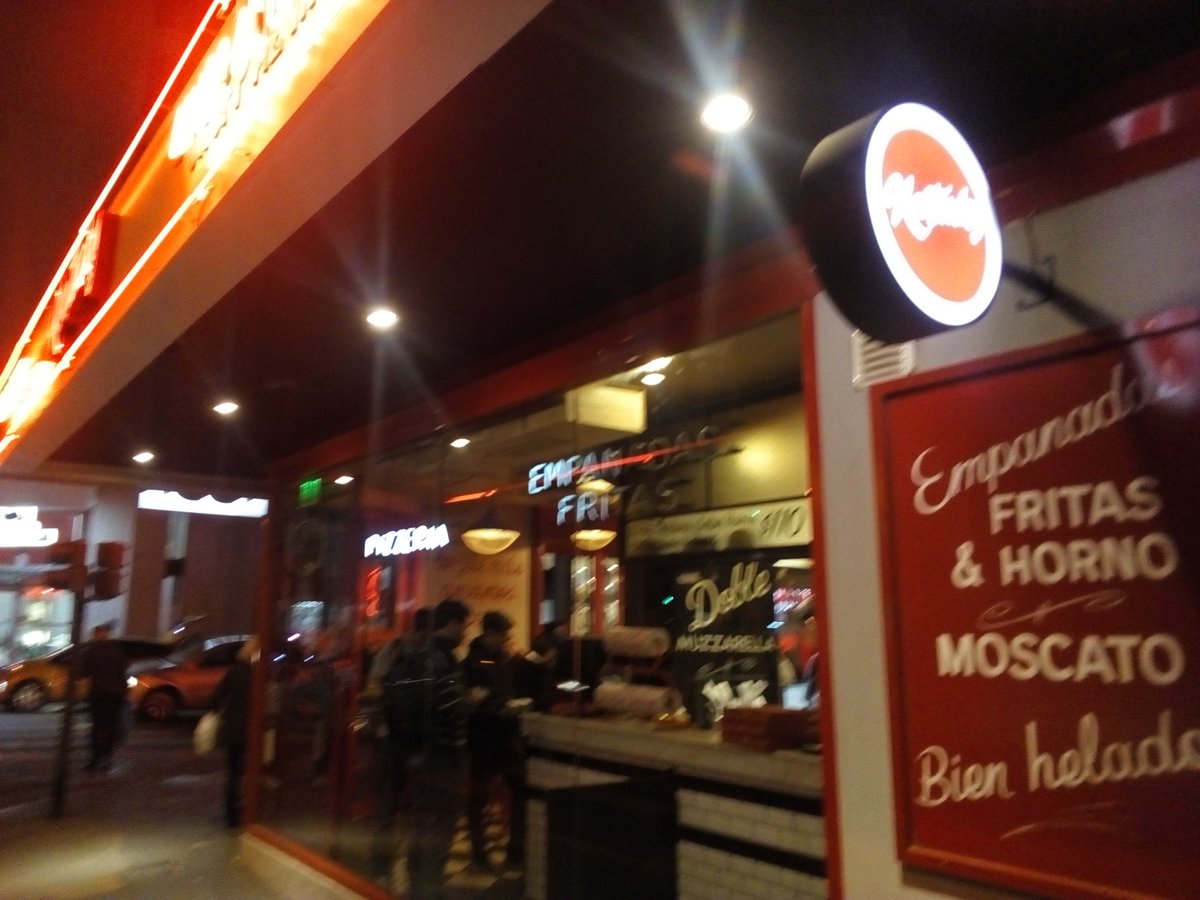 ptgucr's tweet photo. En 100 metros tenés de todos los gustos, precios y sabores, Talcahuano entre Paraguay y Marcelo T.#Pizza #BarrioDeRetiro https://t.co/w2hGDfGd2p