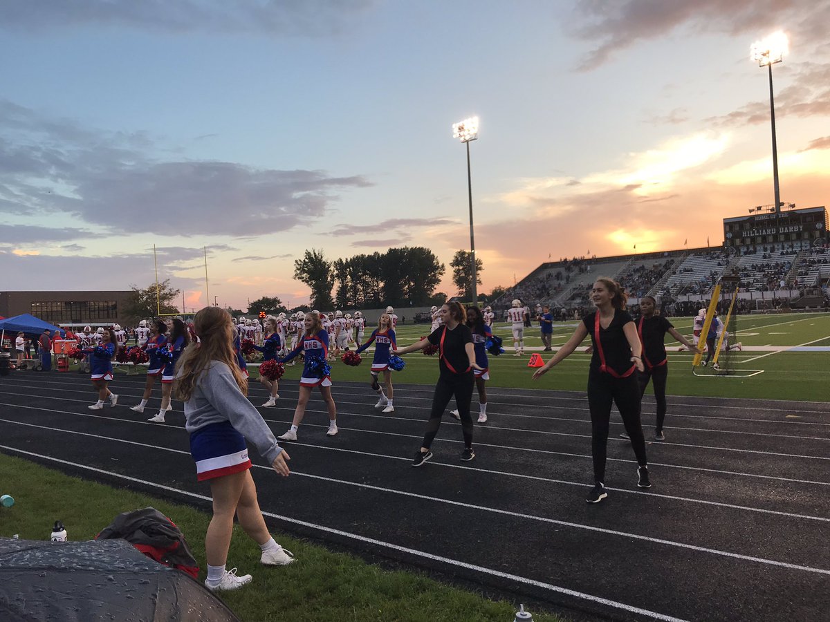 Cardinals Dance Team joint our TW Cheerleaders tonight 🙌🏻🙌🏻 #ThisIsCardinalCountry