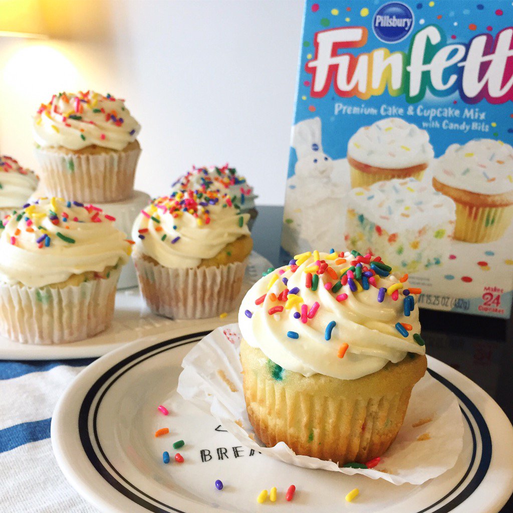 Taro S Pies Muffins Cookies No Twitter ファンフェッティカップケーキ Funfetti Cupcakes アメリカのスーパーでみつけたケーキミックスで お菓子作り好きな人と繋がりたい 手作りお菓子 カップケーキ Homebaking