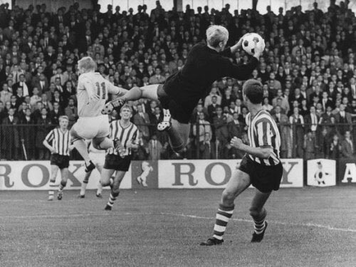 OldFootball11's tweet photo. Save by goalkeeper #PimDoesburg in the match between #GoAheadEagles and #SpartaRotterdam (2-4) in 1966.
#goaspa #gaespa 1966/67 https://t.co/yBvyASCyN0