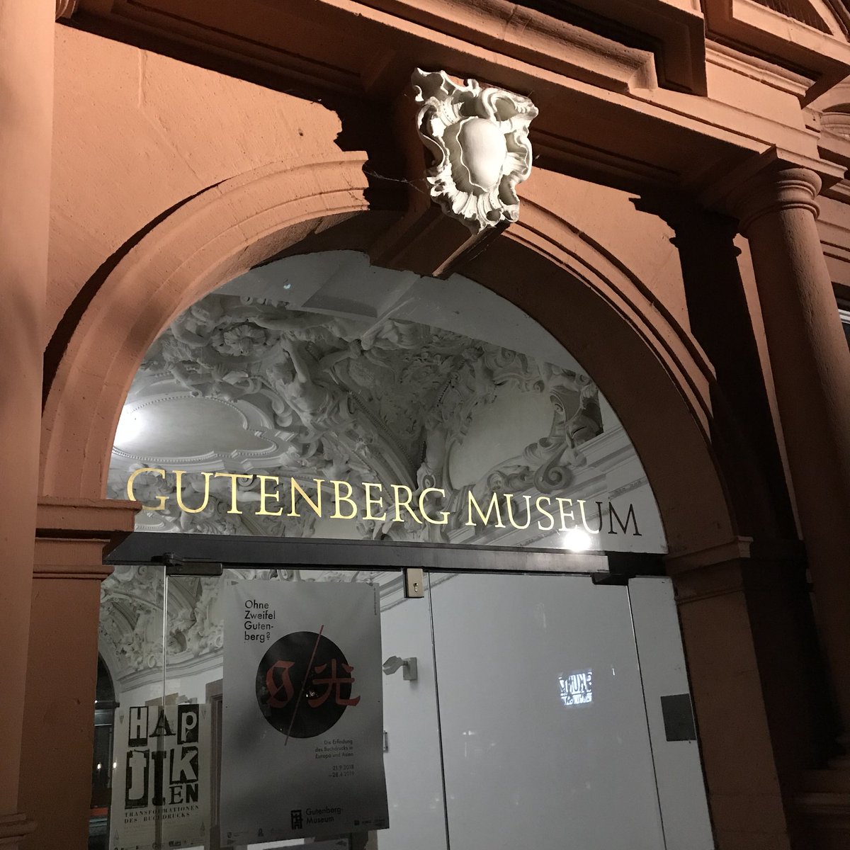 MelArens's tweet photo. Was #Gutenberg wohl zu #Twitter gesagt hätte? Abendliche Rundgang-Gedanken nach einem langen #AKSynode18 Tag in #Mainz. https://t.co/LLOGAfJuXD