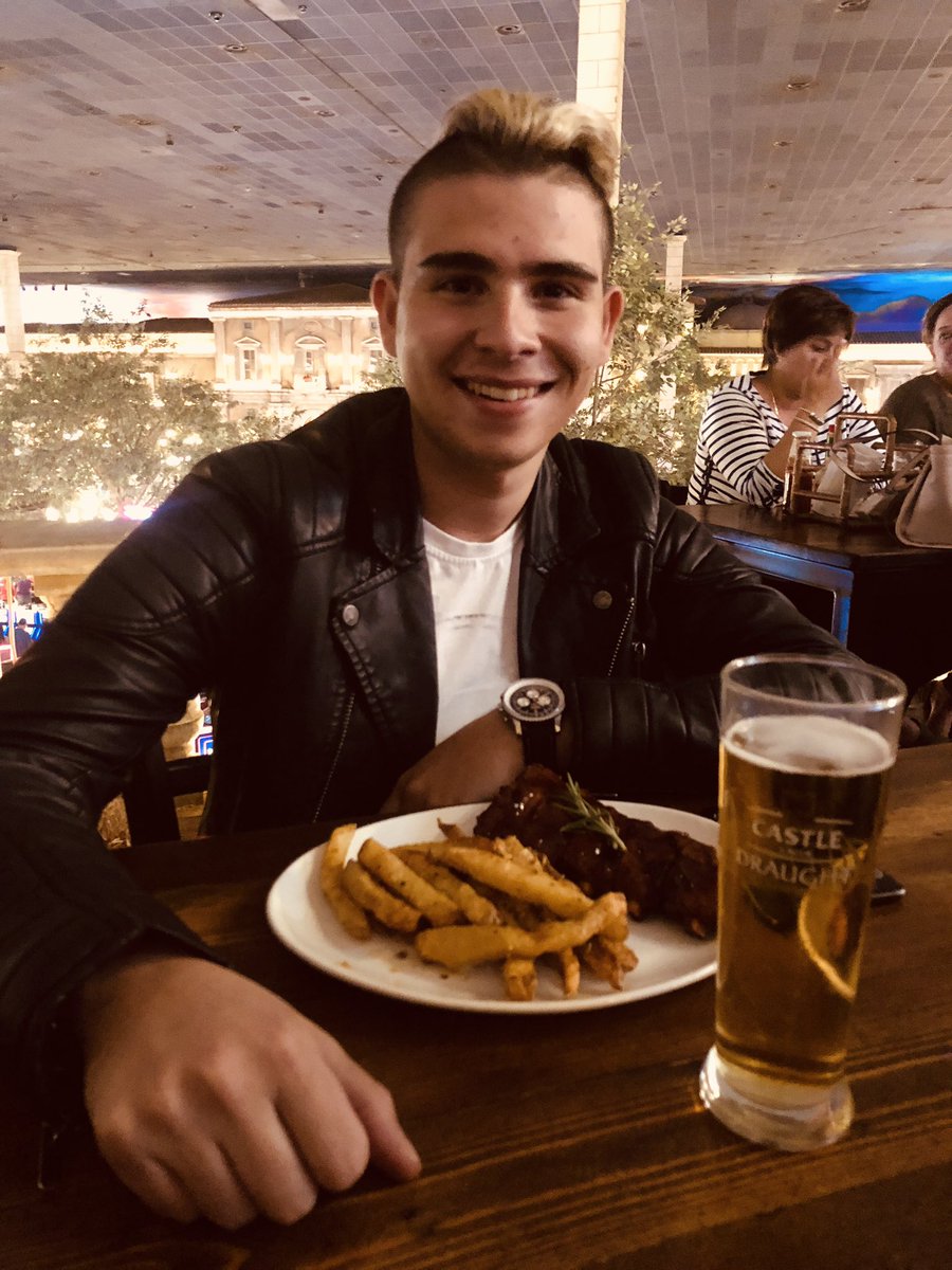 storminafrica's tweet image. Having an awesome meal #TexanWingBar @MONTECASINOZA