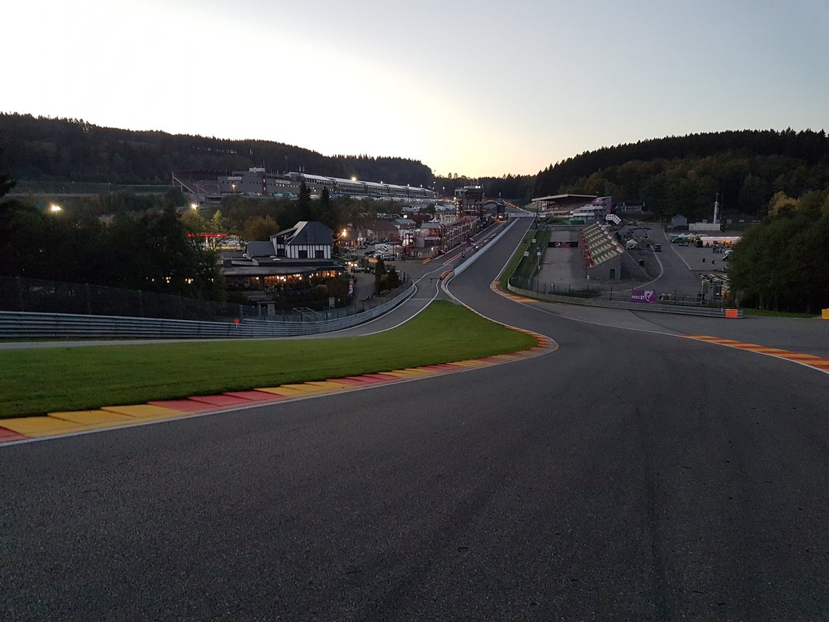 ChrisChros87's tweet photo. I've had worse Friday evenings #Spa #C1Challenge #2CV https://t.co/HRGfCeRwkp