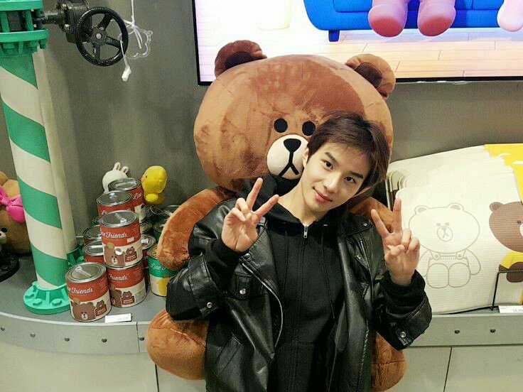 nct18cafe's tweet photo. 🐻 LINE ･ FRIENDS ･ STORE ･ WITH ･ JUNGWOO 🐻

♡ #NCT #NCT_127 #JUNGWOO ♡ https://t.co/rlYkdeueFT