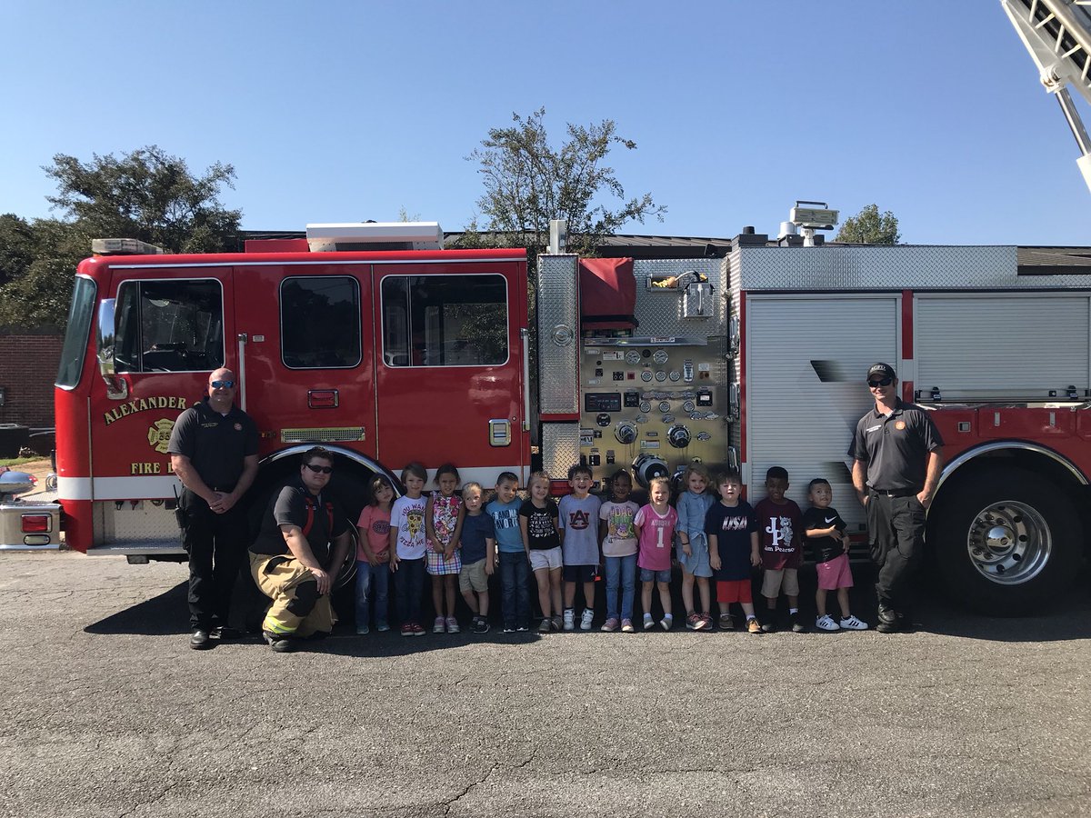 jbrownatJP's tweet photo. Community Helpers Club Day was so much fun! #communityhelpers #Prek4AL @AYatJPpreK4 https://t.co/6hy21RsbI7