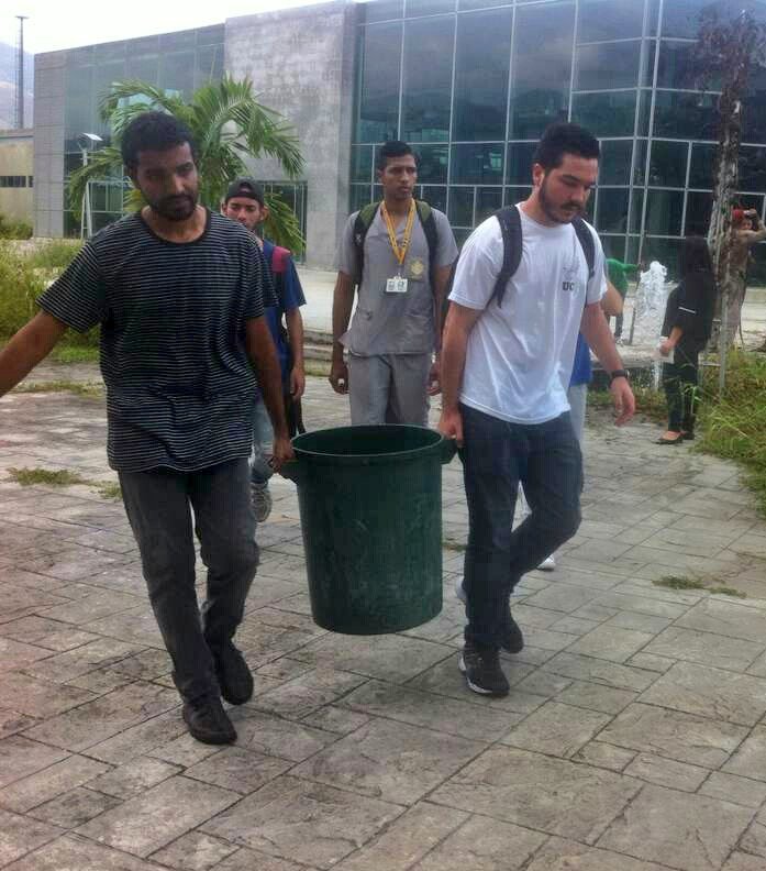 UCarabobo's tweet image. Estudiantes de la @UCarabobo realizaron una jornada de limpieza en los baños de la Facultad de Ciencias Jurídicas y Políticas, este jueves #4Oct, en compañía del decano @davidrutman #LeeTiempoUC