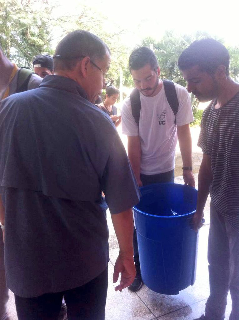 UCarabobo's tweet image. Estudiantes de la @UCarabobo realizaron una jornada de limpieza en los baños de la Facultad de Ciencias Jurídicas y Políticas, este jueves #4Oct, en compañía del decano @davidrutman #LeeTiempoUC