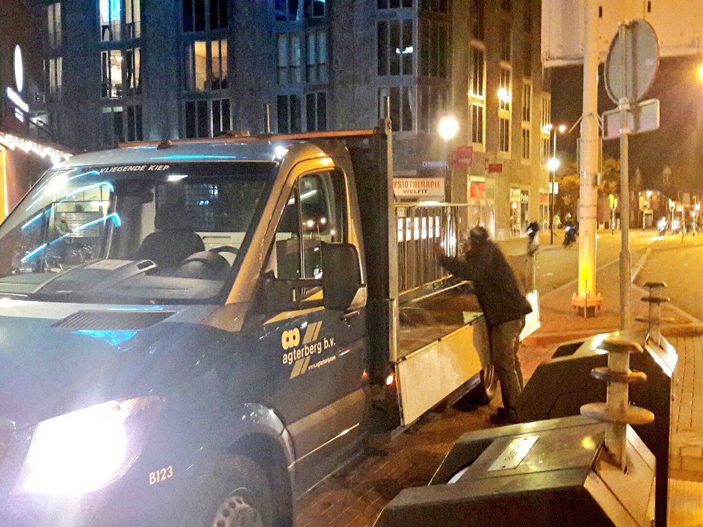 marcogerling's tweet photo. Hekken alweer opgehaald. Ergste onrust is wel voorbij nu. Veel rustiger rond Westplein en Kanaalstraat. #Utrecht #Ulumoskee #Pegida https://t.co/dTKrSBAIUr