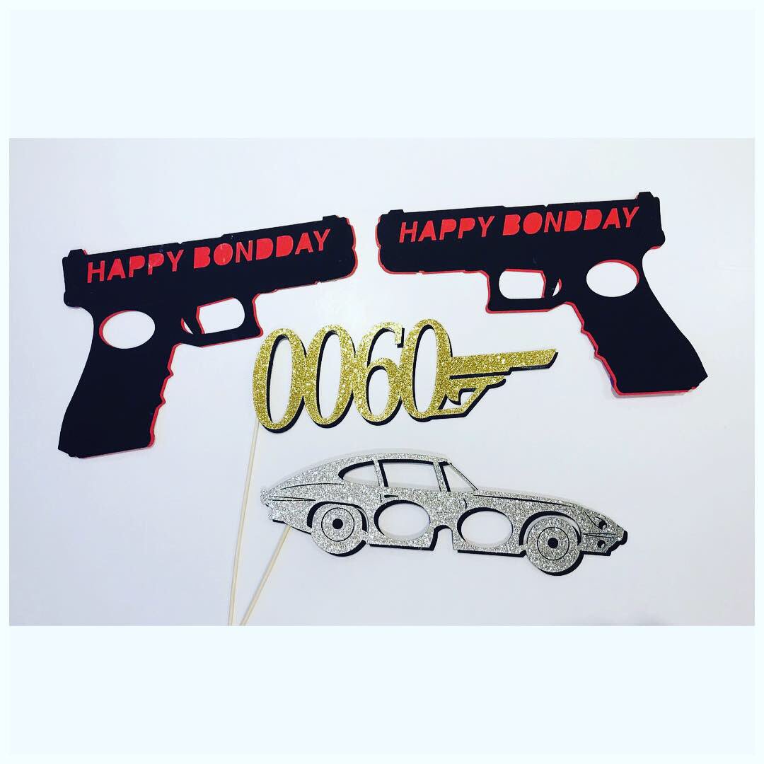 card_cutout's tweet photo. 0060 Bond Birthday Party Props ✂️🎉🔫🏎 HAPPY BONDDAY 🎉 #bespokephotoprops #birthdaypartyprops #jamesbondparty #cardcutout https://t.co/rXkEuwqRaz
