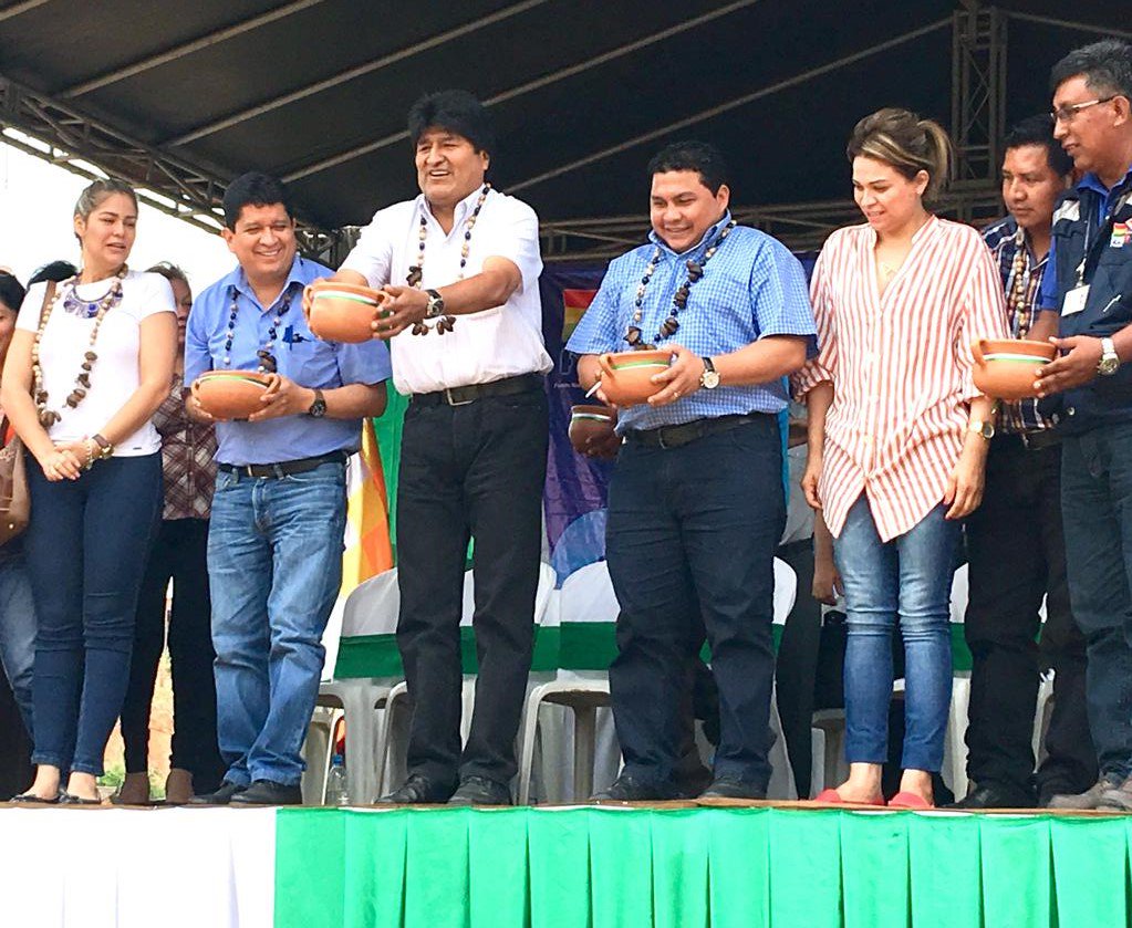 evoespueblo's tweet photo. Saludo voluntad de las autoridades. Cuando se quiere trabajar, hay resultados. Al año habrá otro paquete de enlosetado. Vamos a priorizar necesidades, atendiendo nuevas reivindicaciones de todos. El 22 de octubre inauguraremos puente entre #Pando y #Beni. Así integramos #Bolivia. https://t.co/tetP6zoFOB