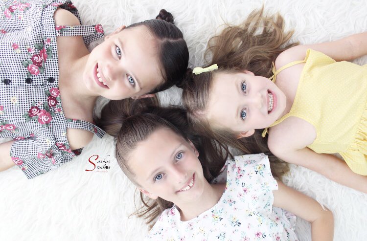 LeanneLols's tweet photo. My blue-eyed girls 💕💕💕 #myabsoluteworld https://t.co/bmT621gj62