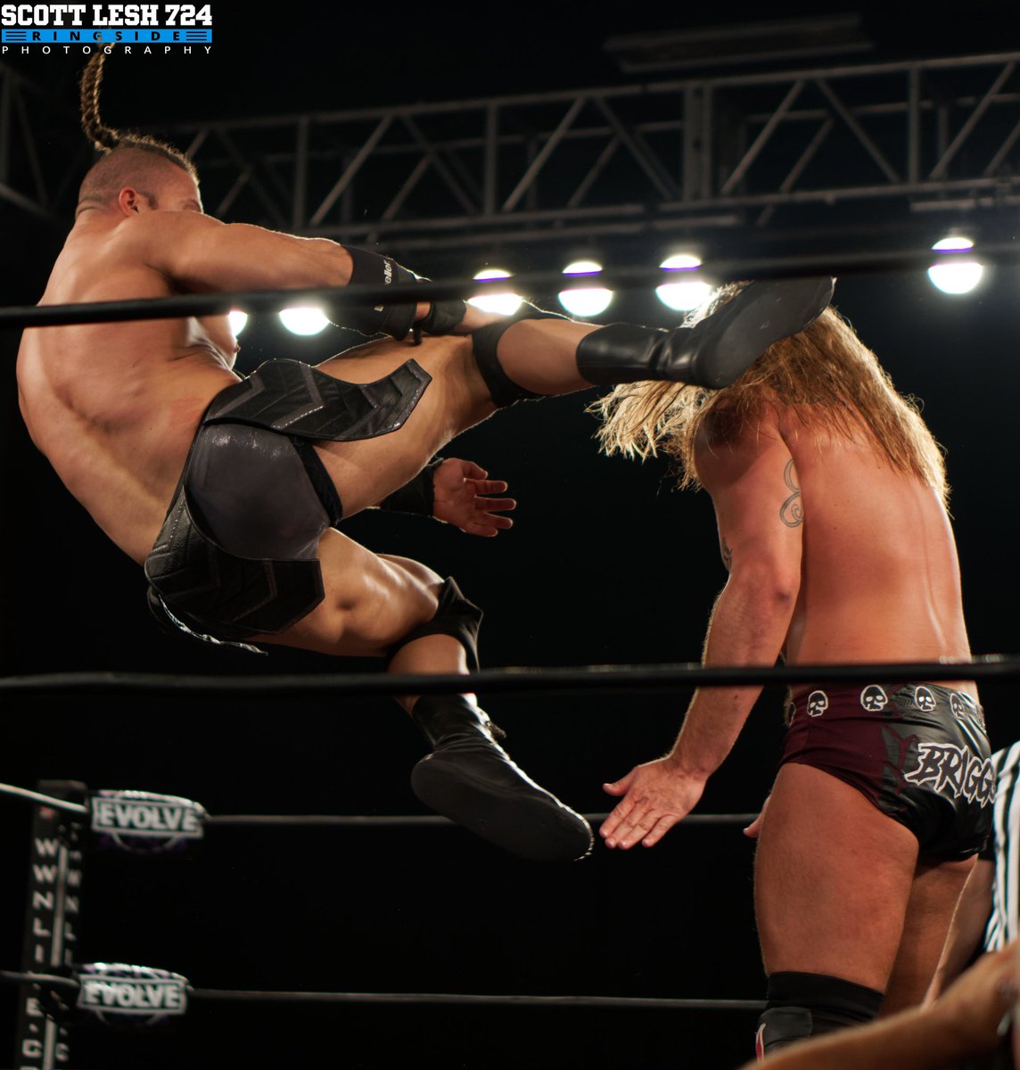 OdinsonOfAsgard's tweet photo. #FlashbackFriday
#Viking Ups ⬆️💥
Jumping #Enziguri 🆚️ @TheJoshBriggs
#Evolve108
📸 @scottlesh724 https://t.co/KVQjIeIvS4