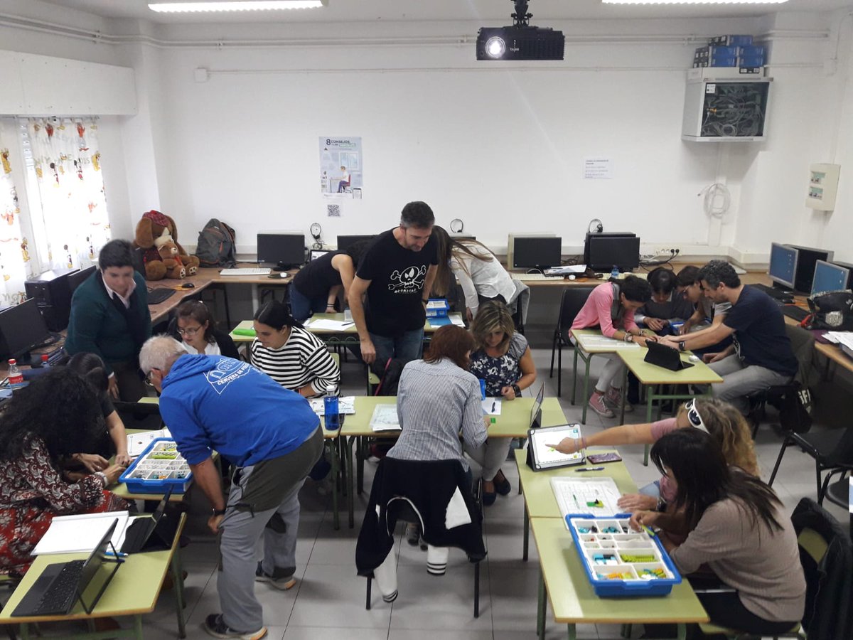CFIE_PALENCIA's tweet photo. Los tres colegios de Guardo participan en el plan de formación de equipo de profesores de robótica @CVegarredonda @CEIP_LAS_ROZAS @CEIPElOtero junto con otros 10 centros de la provincia de Palencia. #formaciónCyL #tiCyL #innovaCyL @educacyl https://t.co/zeRI4kJAHT