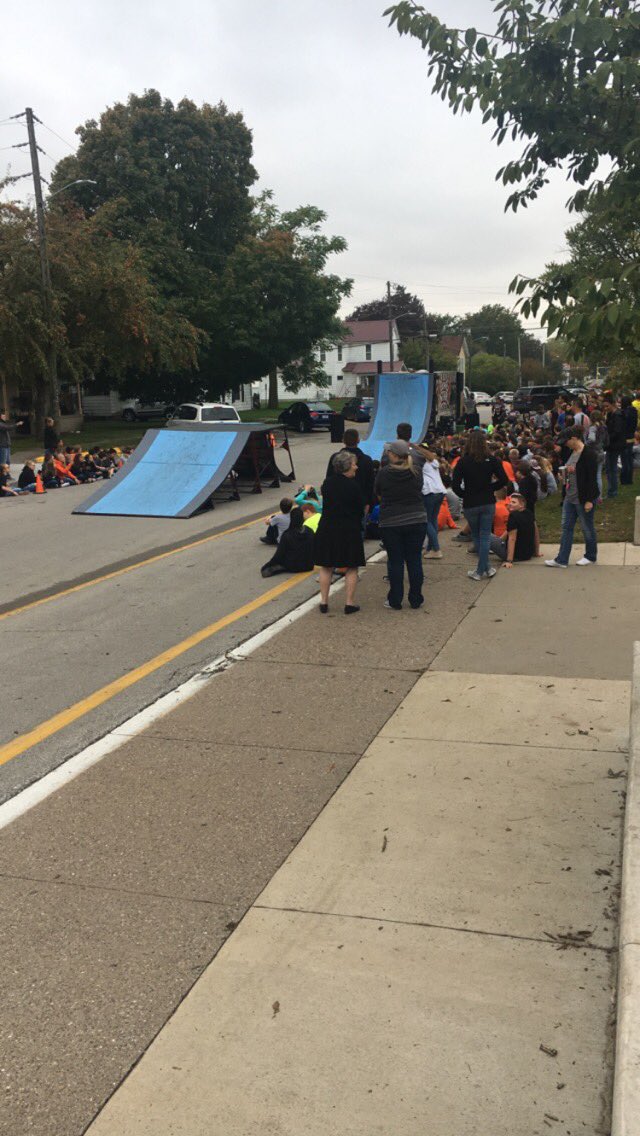 jrmclaugh's tweet photo. Middle School is ready for the BMX Show! #washpride https://t.co/KtIWwudtex