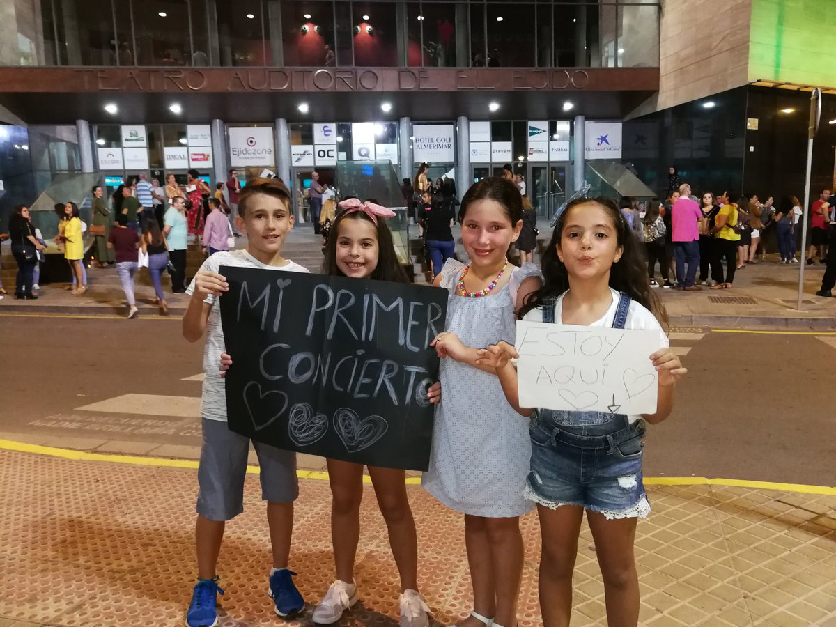 isaroketas's tweet photo. @antoniorozco aquí los tienes atacaitos perdidos en su primer y #unico concierto!!! https://t.co/POkJ8WPoY6