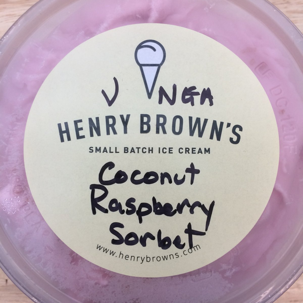 smallbatchice's tweet image. Dairy free like me? 💜 Try this popular favourite this weekend!  This time I’ve added a sprinkling of raspberry sugar on top 😋 #henrybrowns #hamontfood #hamont #hamonticecream #smallbatchicecream #mycustomersrock #WhatsNotToLove @hamontmarket @whynterllc #coconutraspberrysorbet