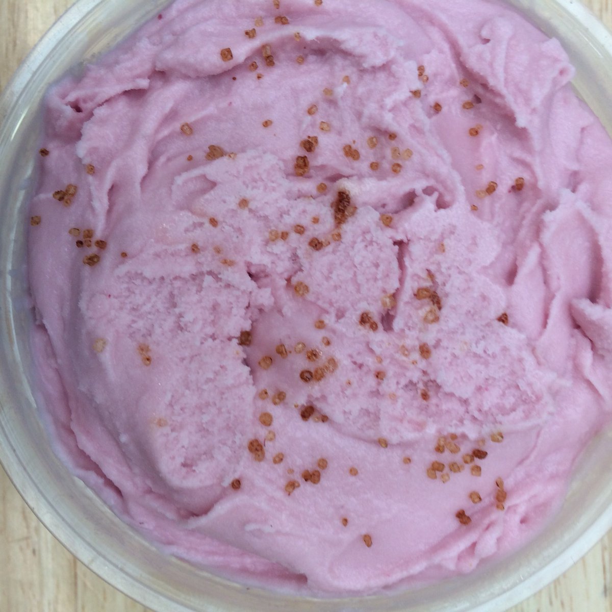 smallbatchice's tweet image. Dairy free like me? 💜 Try this popular favourite this weekend!  This time I’ve added a sprinkling of raspberry sugar on top 😋 #henrybrowns #hamontfood #hamont #hamonticecream #smallbatchicecream #mycustomersrock #WhatsNotToLove @hamontmarket @whynterllc #coconutraspberrysorbet