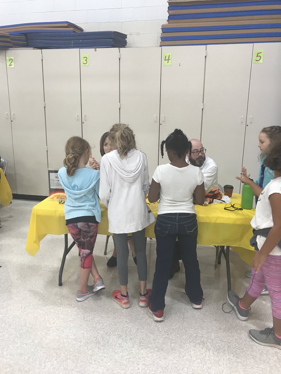 mrshuber213's tweet photo. Science day...all about space!! 🌏🌔🌝 https://t.co/PRn1r2Ruz5