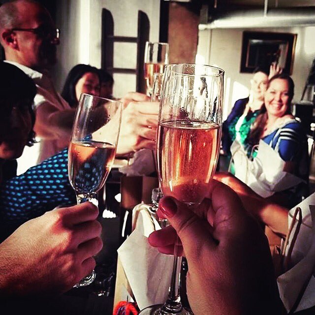Join us in raising a glass to this beautiful weekend! #cheersitsfriday! #districtwine #youmadeit
📸: @BooksCanto