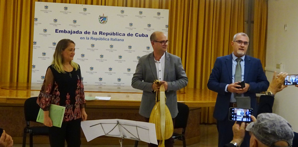 JoseCarlosRguez's tweet photo. Agradezco a #TeresaPaz (soprano) y #AlandLópez (laúd), fundadores d #ArsLonga x concierto ofrecido #5oct2018 en @EmbaCuba_Italia; también a quienes lo hicieron posible: Associazione L'Architasto, Centro Studi e Ricerche S. Giacinta Marescotti… Gracias a todos. @JoseCarlosRguez https://t.co/U63JKM36sw