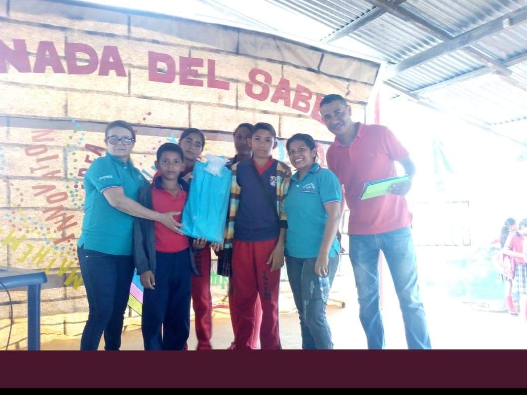 lucypv9's tweet photo. @SEMLORICA1 GRAN JORNADA DEL SABER INSTITUCIÓN EDUCATIVA EL REMOLINO. EN LA ZONA RURAL GRANDES TALENTOS.# FERIA DE LA CREATIVIDAD Y OLIMPIADAS MATEMATICAS https://t.co/chEAjwRqEY