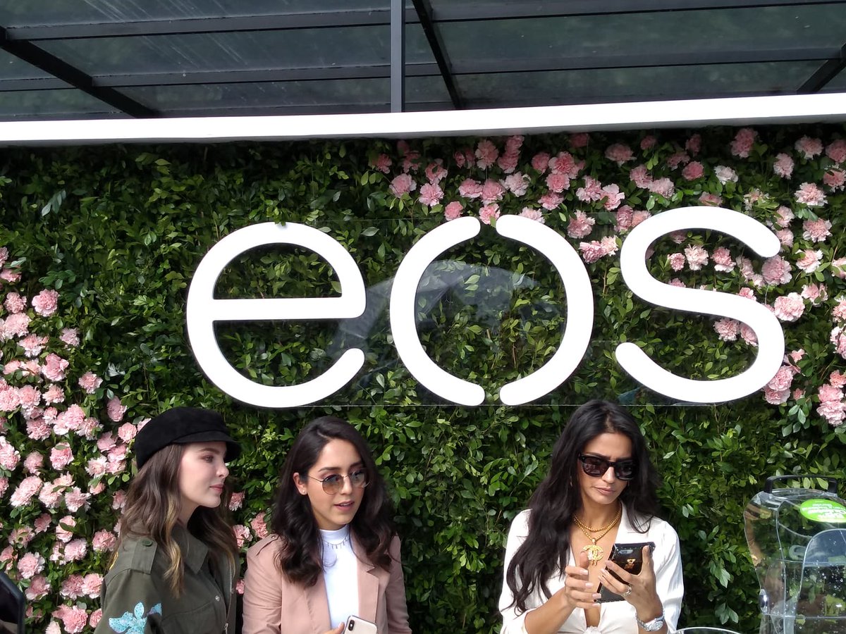 yes_estaloca's tweet photo. @belindapop y @barbaraderegil presentan la nueva línea de productos de #eos #Evolutionofsmooth #EosCrystal #eosmx https://t.co/xyHE4pi9Iw