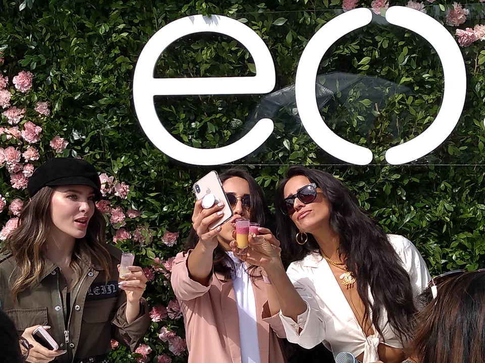 yes_estaloca's tweet photo. @belindapop y @barbaraderegil presentan la nueva línea de productos de #eos #Evolutionofsmooth #EosCrystal #eosmx https://t.co/xyHE4pi9Iw