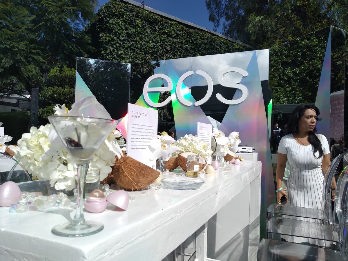 yes_estaloca's tweet photo. @belindapop y @barbaraderegil presentan la nueva línea de productos de #eos #Evolutionofsmooth #EosCrystal #eosmx https://t.co/xyHE4pi9Iw