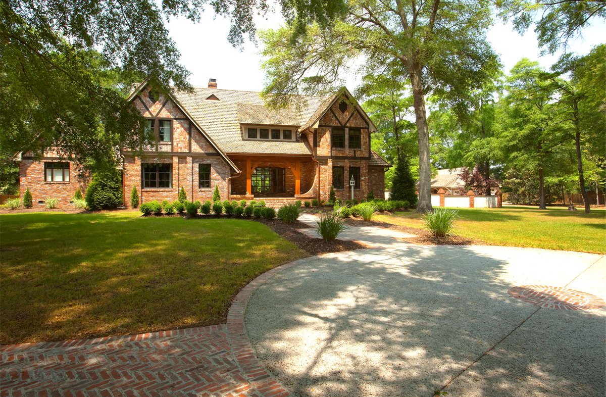 TG_designbuild's tweet image. FEATURE PROJECT: English Tudor Renovation

This 5000 SF home located on a 3 acre estate with 4 buildings, a pool and tennis court was the perfect palate for craftsmanship in a design-reno

#design #renovation #build #wilmingtonnc #reno #luxuryhomes #customhomes #outdoorliving