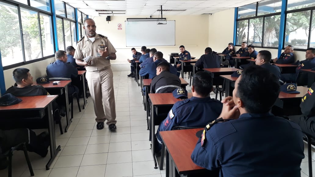 armada_ecuador's tweet photo. #Guayaquil| Escuela de Infantería de Marina da charla sobre los derechos humanos en operaciones militares al personal naval que reforzará las diferentes capitanías de la frontera norte #CUINMA https://t.co/J8t3RjiYKU