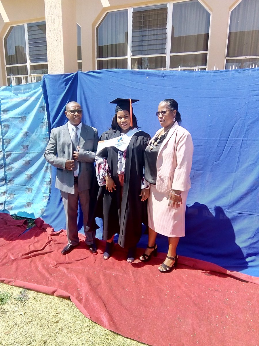 SelinahLikhoele's tweet photo. Blessed day
#graduationday2018 https://t.co/s1eGu9zmeL