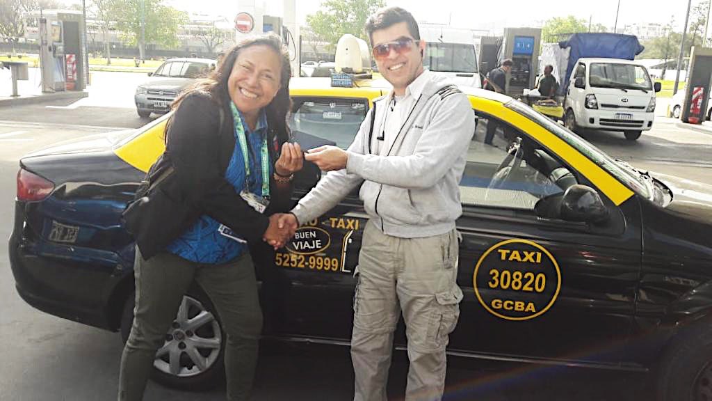 45. Ella es Nynette, de la Comisión deportiva de Samoa; el es Saúl, taxista. 