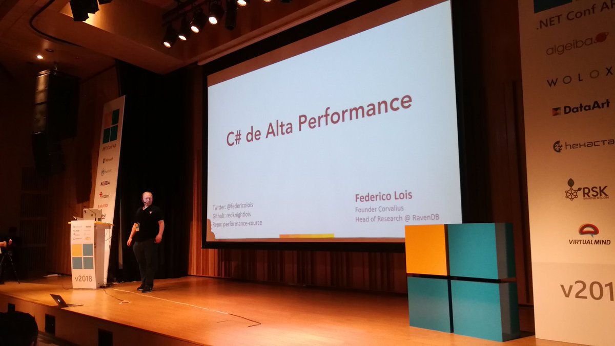 Corvalius's tweet photo. Empezó la charla de @federicolois en #NETConfAR https://t.co/fqVtWntFB8