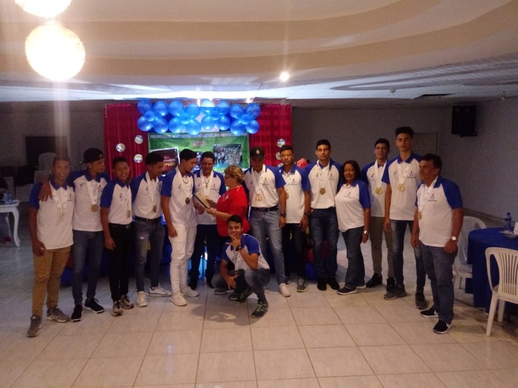Pandeportes's tweet photo. MERECIDO👏🏻🏐
La dirección del Instituto San Miguel Arcángel de Chitré realizó un agasajo al equipo de voleibol masculino que logró la medalla de oro en los Juegos #Codicader2018 https://t.co/ZMwSPupwqC