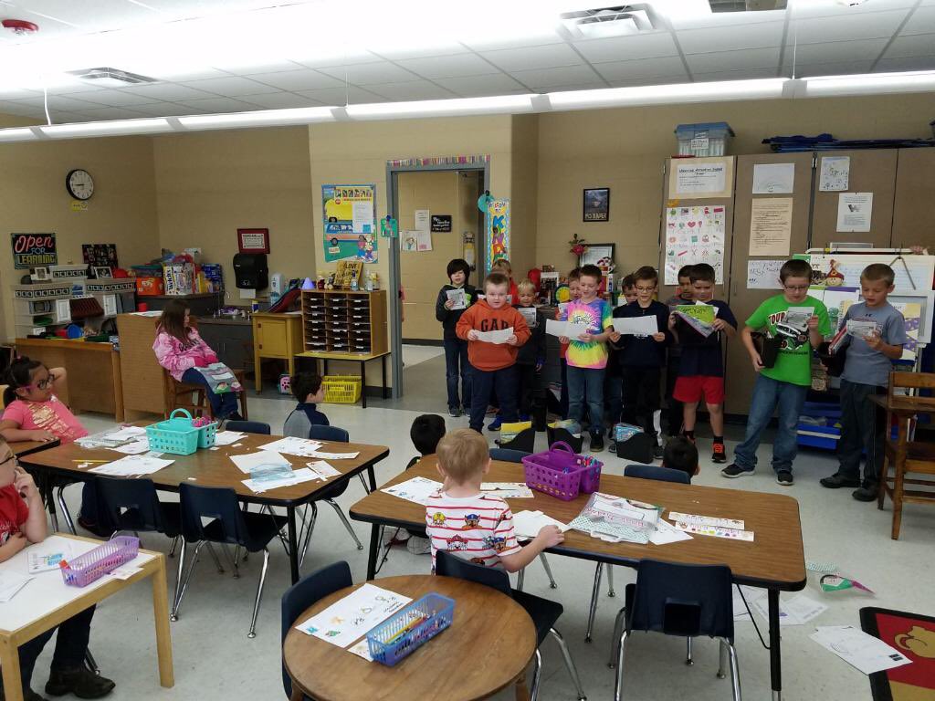 js_murphy66's tweet image. Fluency practice with a purpose using Halloween poems for a great audience!  Thanks kindergarten buddies!!  #washpride