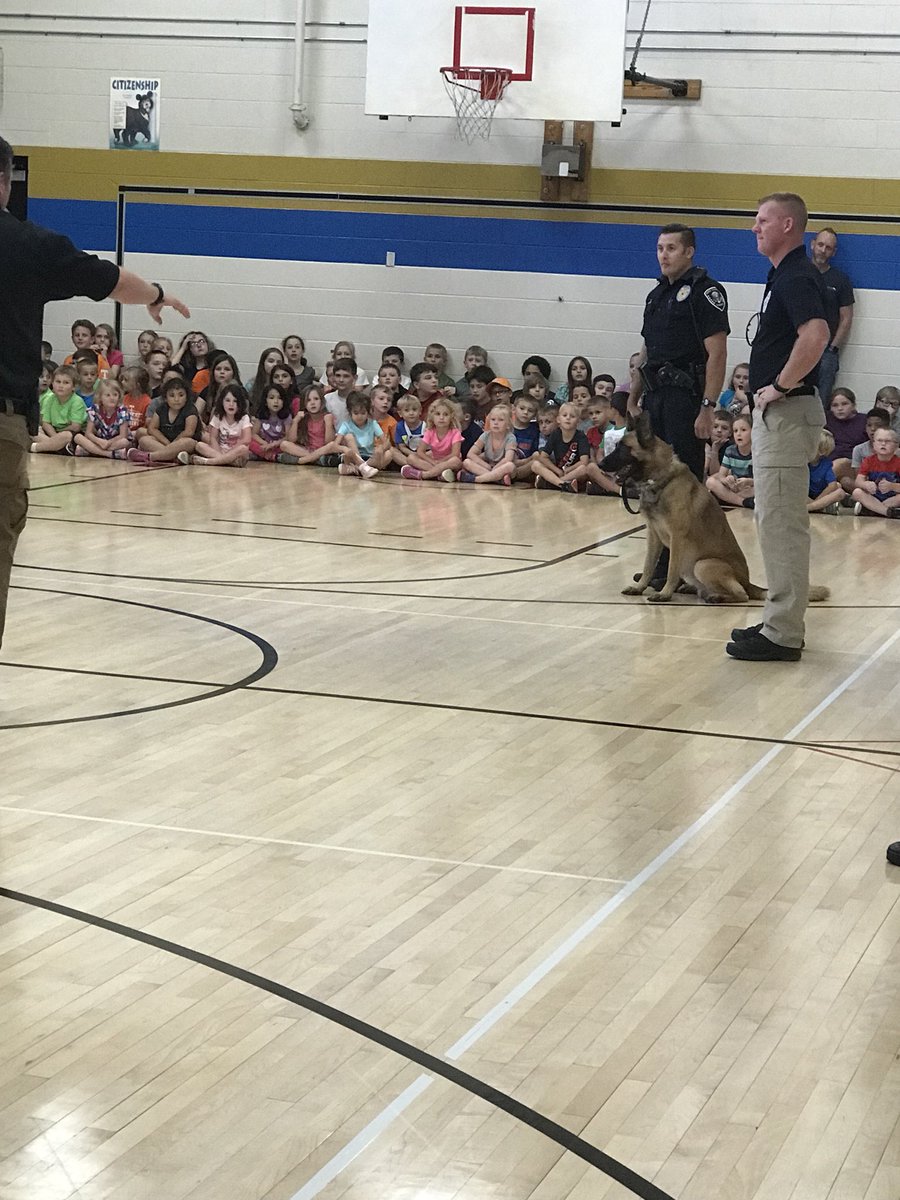 bkroars2nd's tweet photo. @BonnyKateElem students had some amazing visitors today! We really enjoyed meeting the K-9 Officers and K-9s. Great way kickoff fall break! https://t.co/ANsYt7KlBw
