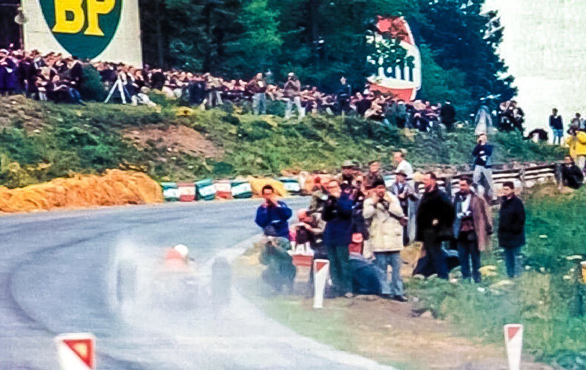 Stuart_Dent's tweet photo. Snappers & journos congregated at the exit of Eau Rouge, Spa-Francorhamps, in the style of 1965…
🇧🇪 #F1 #ProperTimes #ProperTrackLimits 😍 https://t.co/qkpTnAAZ7l