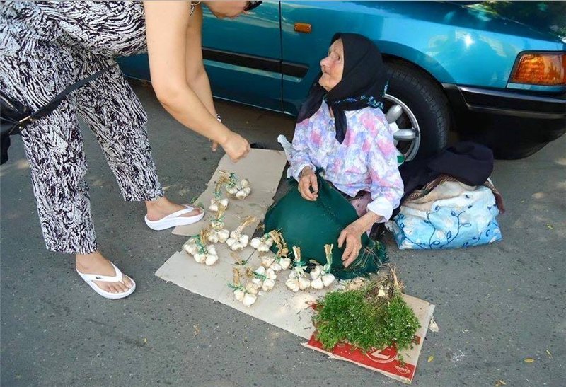 Kıyıda köşede bir şeyler satan insanları görürseniz, marketleri bırakın lütfen onlardan alışveriş yapın...