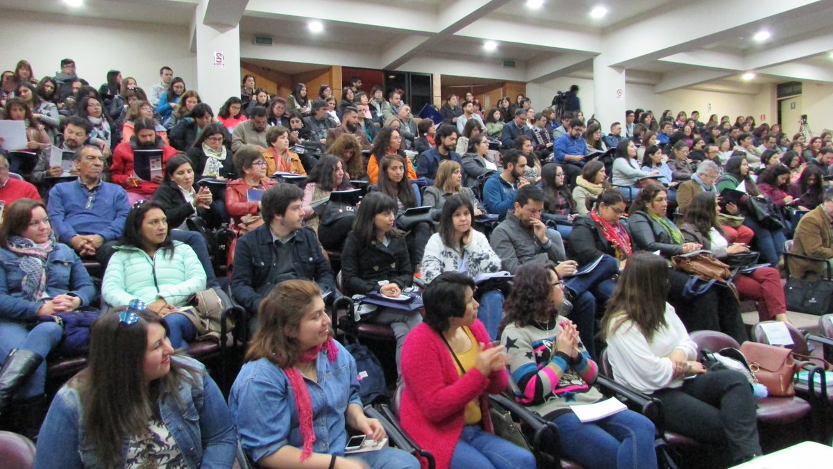 La V Jornada Nacional de Estudio de Clases, actividad que convocó a gran número de futuros profesores, educadores de párvulos, profesores de básica y media, académicos, investigadores, directivos y autoridades educacionales en la PUCV. <a href="/SEREMI_EDUC_V/">Seremi de Educación Región de Valparaíso</a>  <a href="/CPEIP_mineduc/">CPEIP</a>  <a href="/lideres_edu/">LIDERES EDUCATIVOS - PUCV</a>