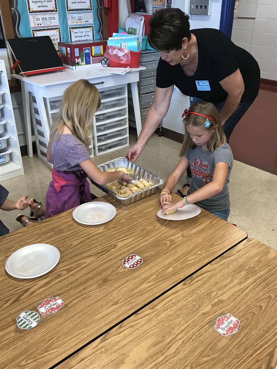 ashleethom1's tweet photo. Today was an AWESOME day to be in room 110! We came up with our Apple dumpling recipe and then got to make some for us to enjoy!🍎 #PVK8 https://t.co/7BlgNJiLjR