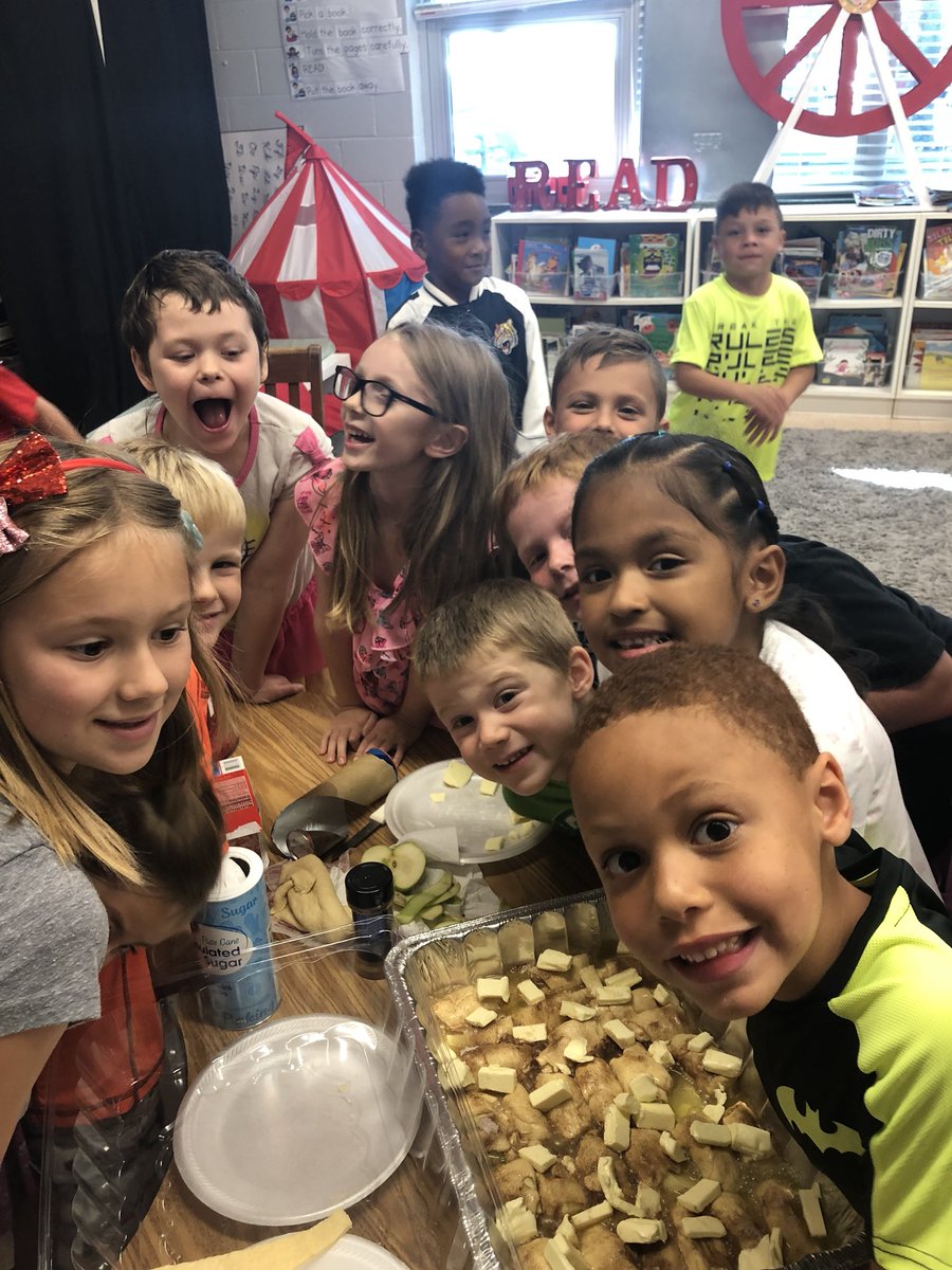 ashleethom1's tweet photo. Today was an AWESOME day to be in room 110! We came up with our Apple dumpling recipe and then got to make some for us to enjoy!🍎 #PVK8 https://t.co/7BlgNJiLjR