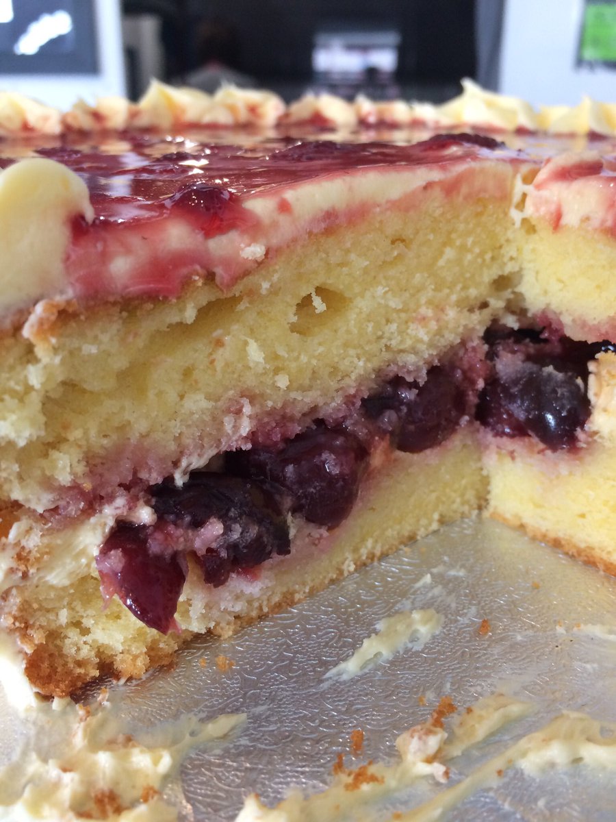 MissyBakes's tweet photo. Luscious sour lemon and cherry cake 💖💖💖 #cake https://t.co/4Hps3jfKgf