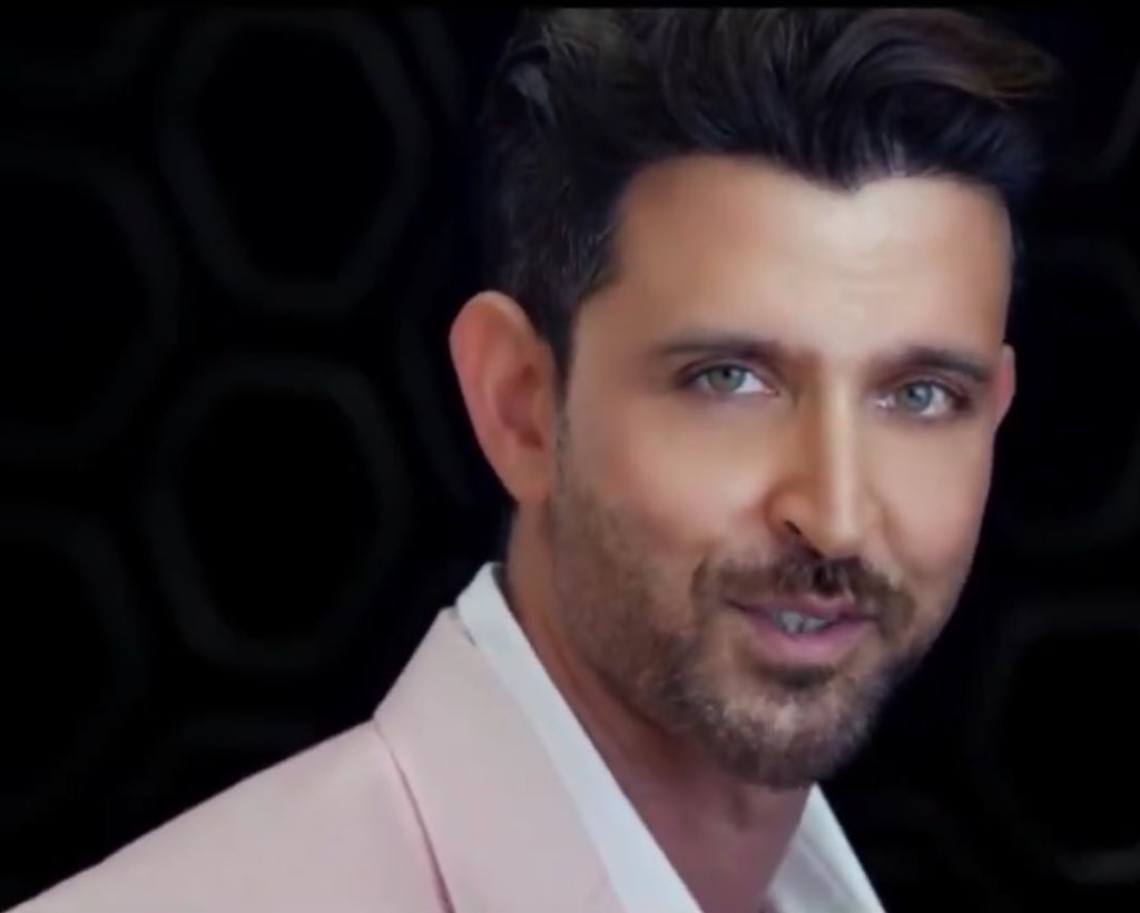 violet41341016's tweet photo. faint @iHrithik killer look 😍😘😘🔥🔥🔥🔥 https://t.co/lgIRONXaWR