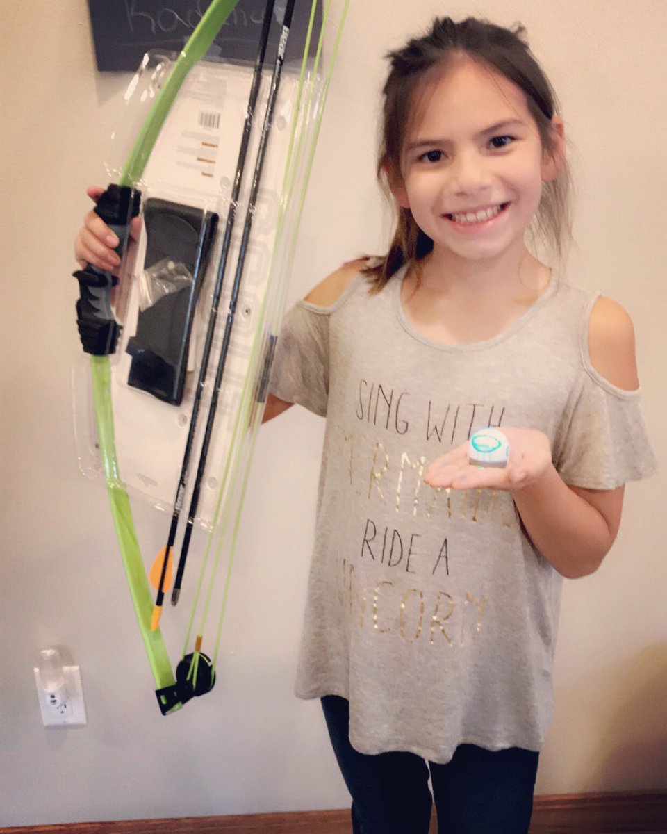 sashamunnell's tweet photo. My Kadence ready to try her bow! #futurehunter #girlshunttoo #firstborndaughter #love https://t.co/VFbuR4eDIN
