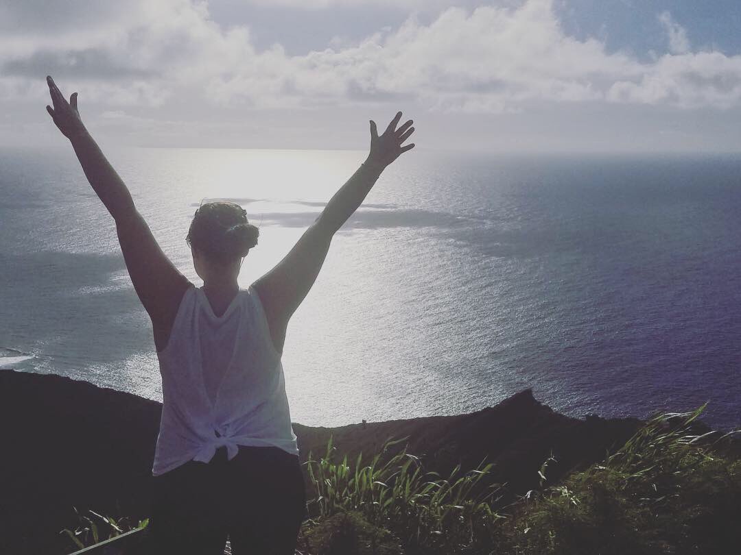 alexaparnwell's tweet photo. ‘Cause I’m on top of the world, ‘ey ⛰🌺 
#yeg #hawaii #explore #travel #travelphotography #hiking #kokohead https://t.co/2T8rFQ8UaH
