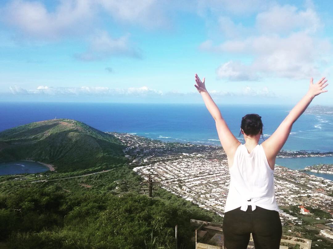 alexaparnwell's tweet photo. ‘Cause I’m on top of the world, ‘ey ⛰🌺 
#yeg #hawaii #explore #travel #travelphotography #hiking #kokohead https://t.co/2T8rFQ8UaH