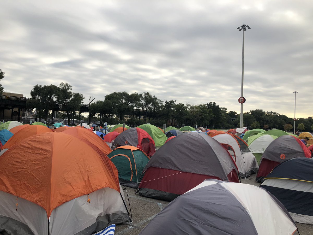 JK_Glitters's tweet photo. Stopped by at @CitiField on my way home to see how things were and everything seems calm &amp; in order. Spoke to polices &amp; security guards there they were all helpful. Guided them to check out some @BTS_twt MVs😂 Many student ARMYs were even doing their homework it was so cute. https://t.co/rslBWzyNDq