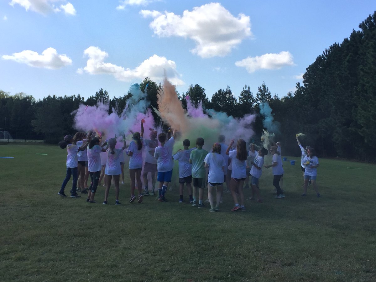 MaggieHoder's tweet image. A successful Salem Middle School PTA Color Battle! Tons of fun! #Salemproud