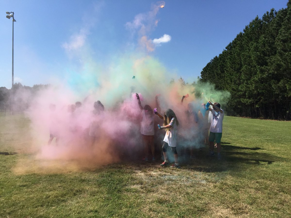 MaggieHoder's tweet image. A successful Salem Middle School PTA Color Battle! Tons of fun! #Salemproud