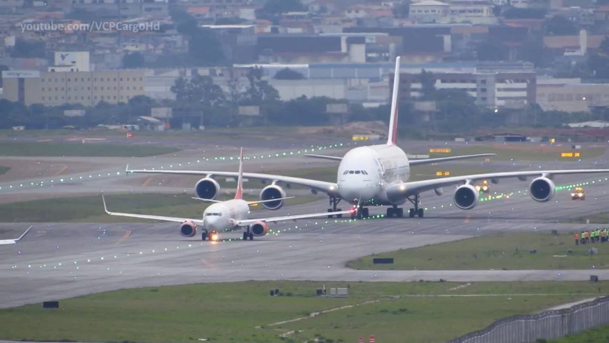 Voici la différence de taille d'un 737 par rapport à un A380, monstrueux.